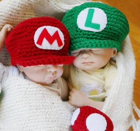 13 ideias de produtos de crochê do Mario Bros - bebes com touquinhas de croche mario e luigi